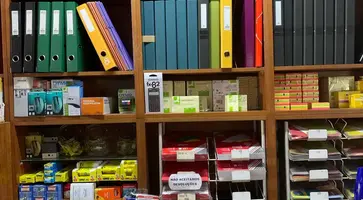 Cadernos e blocos de notas em prateleira