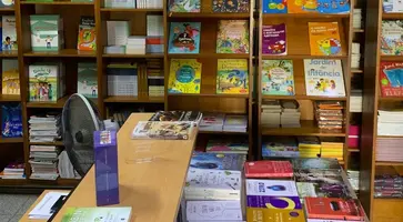 Livros de quebra-cabeça em prateleira de secretária