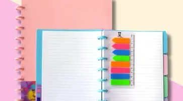Cadernos escolares empilhados