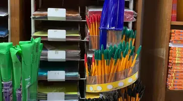 Exposição de canetas e acessórios de escrita